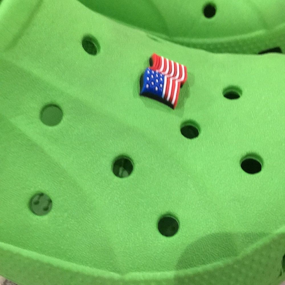 ⛔️REDUCED⛔️ Crocs Shoes - Picture 4 of 8